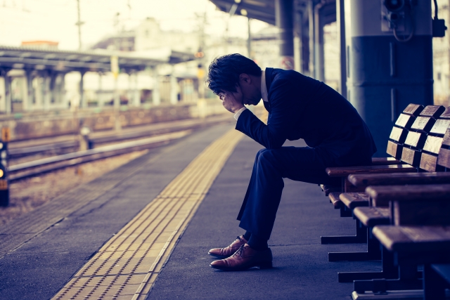 不当解雇で困り果てるサラリーマンのイメージ