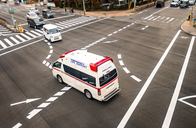 労働災害が起こり救急搬送されるイメージ