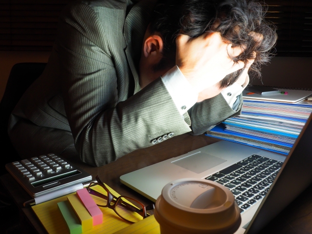 残業に疲れた社員のイメージ
